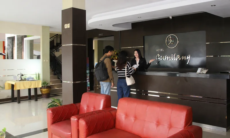 Resepsionis atau kanal informasi Gumilang Hotel Puncak Bogor sebagai visual pendukung kontak dan reservasi resmi.