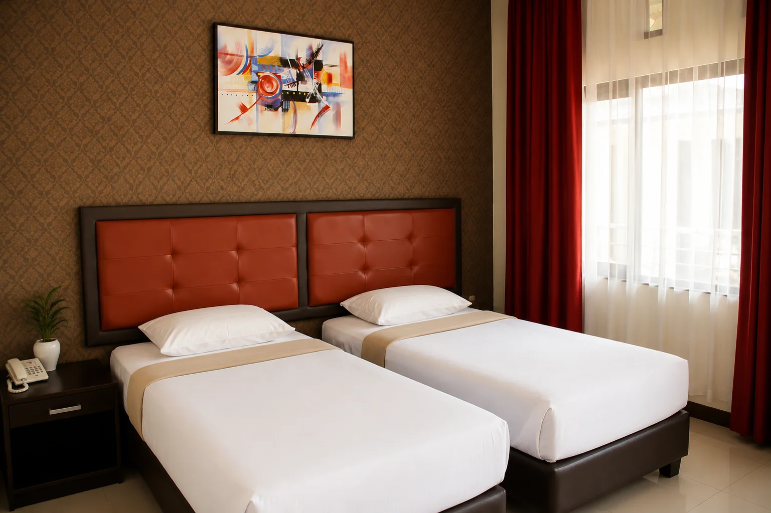 Interior Superior Room dengan twin bed, dinding bermotif cokelat, headboard merah, jendela dengan sheer curtain, dan nightstand.